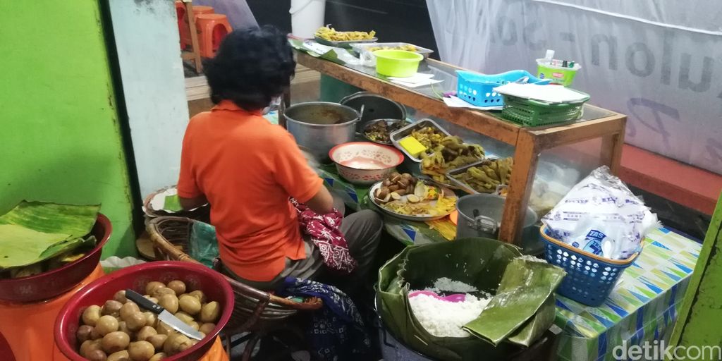 Nasi Liwet Bu Wongso Lemu Tawarkan Sensasi Gurih Nagih yang Tetap Eksis