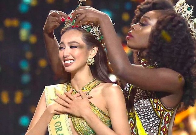 Nguyen Thuc Thuy Tien menyisihkan 59 wanita cantik lainnya yang menjadi peserta Miss Grand International 2021. Pada posisi dua teratas, ia bersandingan dengan Miss Grand Ecuador Andrea Aguilera.Foto: dok. Instagram