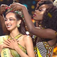 Nguyen Thuc Thuy Tien menyisihkan 59 wanita cantik lainnya yang menjadi peserta Miss Grand International 2021. Pada posisi dua teratas, ia bersandingan dengan Miss Grand Ecuador Andrea Aguilera.Foto: dok. Instagram