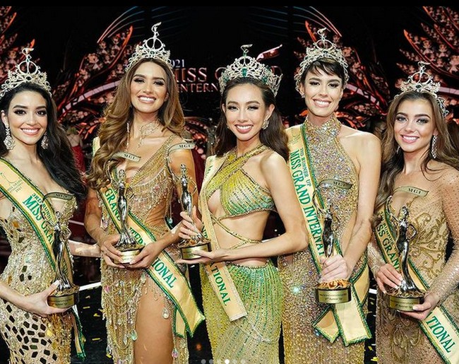 Saat berada di Top 2, Nguyen Thuc Thuy Tien mendapat pertanyaan kenapa dia harus dipilih sebagai pemenang.  Sejujurnya aku tak menyangka bisa berdiri di sini. (Kemudian berbicara dalam bahasa Vietnam dan melanjutkan lagi dalam bahasa Inggris). Aku siap untuk bekerja dan berada di Thailand selama setahun, katanya. Foto: dok. Instagram