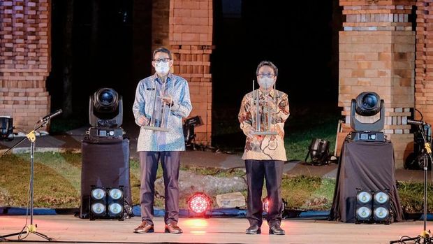 Menteri Pariwisata dan Ekonomi Kreatif/Kepala Badan Pariwisata dan Ekonomi Kreatif Sandiaga Salahuddin Uno berharap Standar Nasional Indonesia (SNI) dan Sertifikasi Cleanliness, Health, Safety, and Environment Sustainability (CHSE) menjadi standar utama atau gold standar dalam penerapan pelayanan di sektor pariwisata dan ekonomi kreatif (parekraf) terutama saat pandemi COVID-19.