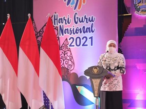 Khofifah Raih Penghargaan Tertinggi untuk Kepala Daerah dari PGRI