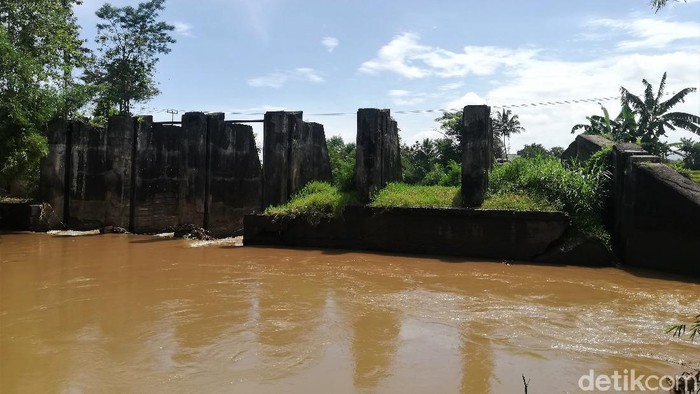 Penampakan Jembatan 'Bedeng' Peninggalan Belanda di Sumedang Di kawasan Sumedang, Jawa Barat, terdapat puing-puing peninggalan Belanda. Salah satunya adalah puing-puing bangunan yang disebut warga Jembatan Bedeng.