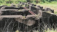 Begini penampakan puing bangunan jika dilihat dari atas. Tampak sisa satu batang besi baja yang masih menempel dipermukaan bangunan yang melintang diatas aliran sungai.