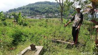 Seorang warga menunjukan sisa puing bangunan rumah yang hanya bersisakan pondasi tiang dan pondasi lantai yang konon bekas tempat beristirahatnya tentara Belanda atau warga menyebutnya sebagai Bedeng Belanda.