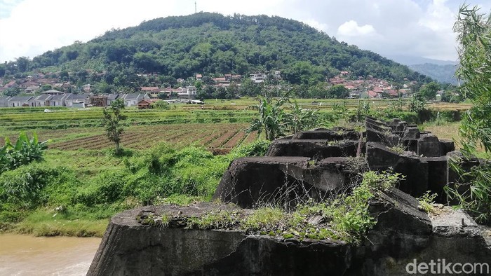Di kawasan Sumedang, Jawa Barat, terdapat puing-puing peninggalan Belanda. Salah satunya adalah puing-puing bangunan yang disebut warga Jembatan Bedeng.