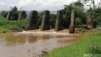 Puing-puing bangunan peninggalan Belanda masih tampak berdiri kokoh di Kampung Darangdan, Kelurahan Kota Kulon, Kecamatan Sumedang Selatan. Bangunan tersebut kokoh berdiri dengan membelah derasnya aliran sungai Cipeles.