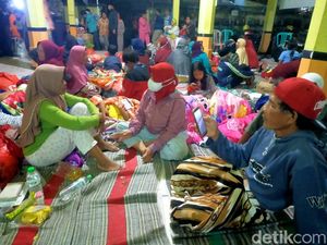 Sehari Setelah Erupsi Semeru Warga Masih di Bertahan di Pengungsian