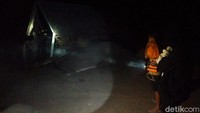 Kondisi tersebut membuat warga dan sejumlah petugas dari BPBD Jawa Timur yang datang ke lokasi terdampak erupsi Semeru menggunakan senter saat tengah melakukan pencarian korban maupun melihat kondisi sejumlah rumah warga yang terendam pasir.