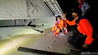 Diketahui, sejumlah orang terjebak di dalam rumah yang terendam pasir pascaerupsi Gunung Semeru.