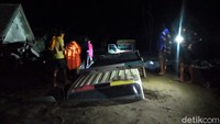 Dari informasi yang dihimpun, selain puluhan rumah terendam, sebuah alat berat dan beberapa hewan juga terendam pasir.
