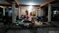 Sementara itu, sejumlah warga terdampak erupsi Gunung Semeru telah mengungsi ke rumah sanak saudara maupun masjid dan juga balai desa. Diketahui, petugas BPBD Jawa Timur tengah melakukan asesmen terkait dampak bencana erupsi Gunung Semeru.