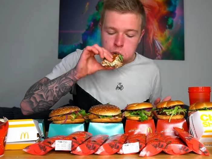 Pria Inggris Mukbang McDonalds Sampai 9.600 Kalori