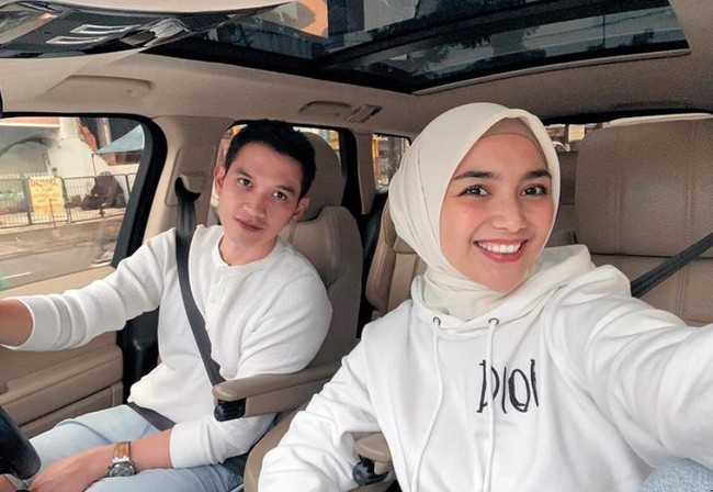 Meski pernikahan mereka baru berusia empat tahun, Rezky Aditya dan Citra Kirana sudah saling mengenal lama sejak 10 tahun sebelumnya. Sama-sama berprofesi sebagai aktor membuat keduanya kerap bertemu kala itu. (Foto: Instagram)