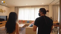 Tempat tinggal Maria Vania sangat luas dengan penerangan dari lampu yang redup. Di siang hari cahaya alami dari luar banyak masuk lewat jendela besar salah satunya di area ruang tamu. (dok. YouTube Billy Syahputra)