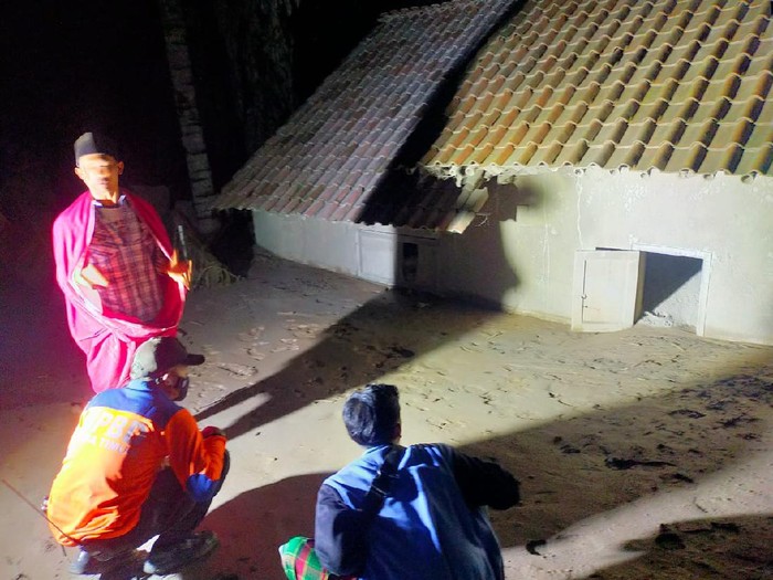 rumah-rumah warga terendam pasir setinggi sekitar 4meter usai erupsi semeru