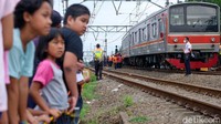 Kecelakaan ini menjadi tontonan warga sekitar. 