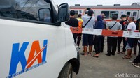 Ramainya warga yang datang untuk melihat kondisi KRL membuat petugas stasiun mengingatkan warga untuk tidak berdiri di dekat rel.