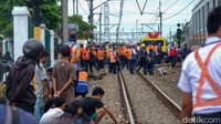 Warga ramai-ramai mendatangi lokasi KRL anjlok di dekat Stasiun Sudimara, Tangerang Selatan, Minggu (5/12/2021).