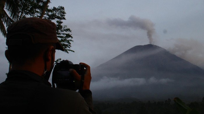 Sehari Usai Erupsi, Gunung Semeru Masih Luncurkan Awan Panas Aktivitas Gunung Semeru masih terus dipantau usai erupsi pada Sabtu (4/12) lalu. Warga pun diminta waspada potensi awan panas-lahar dingin dari aktivitas Semeru
