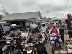 Hujan Abu Semeru Terjadi Lagi, Warga dan Petugas Tinggalkan Lokasi Evakuasi
