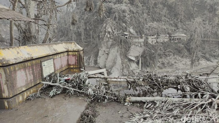 Penampakan Jembatan Lumajang-Malang yang Putus Diterjang Banjir Lahar Semeru