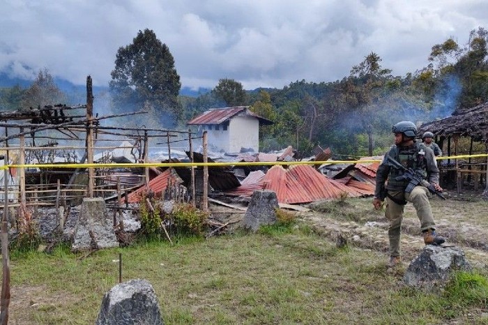 SMAN 1 Oksibil dibakar teroris KKB (Antara Foto)