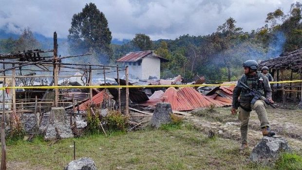 SMAN 1 Oksibil dibakar teroris KKB (Antara Foto)