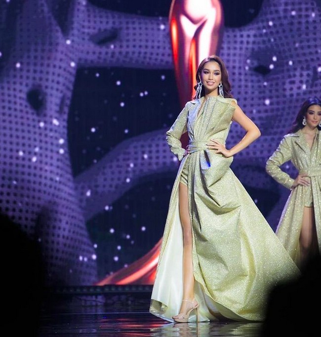 Masuk ke gaun malam, Sophia Rogan muncul dalam balutan gaun keemasan dengan dekorasi berbentuk kipas. Gaun tersebut hadir dengan belahan rok yang tinggi sehingga mengekspos kaki Sophia. Foto: Dok. Instagram Yayasan Dunia Mega Bintang