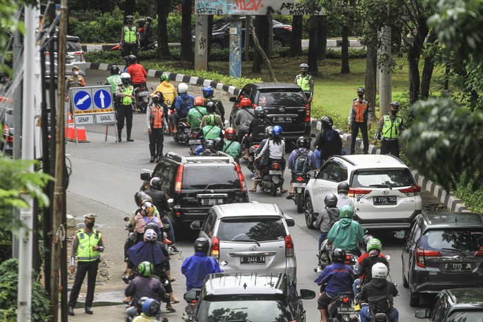 Suasana di Jalan Margonda Raya Depok Saat Ganjil-Genap Diuji Coba Uji coba ganjil-genap mulai diberlakukan di Jalan Margonda Raya, Depok. Hari kedua penerapan gage, masih ada beberapa warga yang belum tahu aturan itu.
