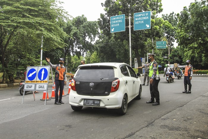 Suasana di Jalan Margonda Raya Depok Saat Ganjil-Genap Diuji Coba Uji coba ganjil-genap mulai diberlakukan di Jalan Margonda Raya, Depok. Hari kedua penerapan gage, masih ada beberapa warga yang belum tahu aturan itu.