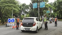 Aturan ganjil-genap itu diberlakukan pada setiap Sabtu dan Minggu pukul 12.00 hingga 18.00 WIB.
