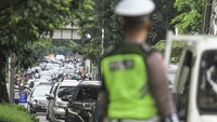 Sejumlah kendaraan memadati jalan saat uji coba ganjil - genap di Jalan Margonda Raya, Depok, Jawa Barat, Minggu (5/12/2021).