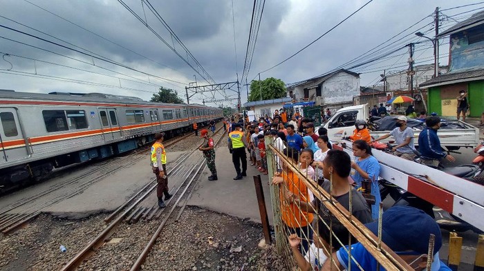 Suasana evakuasi KRL yang anjlok (Foto: Khairul/detikcom)