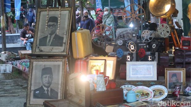 Suasana pasar antik dan vintage di Pasar Seni Gabusan, Kapanewon Sewon, Kabupaten Bantul.