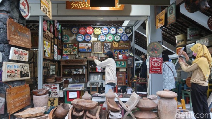 Suasana pasar antik dan vintage di Pasar Seni Gabusan, Kapanewon Sewon, Kabupaten Bantul.