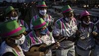 Dalam acara tersebut, anggota sekolah samba dan para pecinta samba menaiki kereta dari stasiun Central do Brasil di pusat kota Rio menuju lingkungan Oswaldo Cruz. 