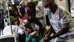 Suka Cita Warga Brasil Rayakan Hari Samba di Kereta