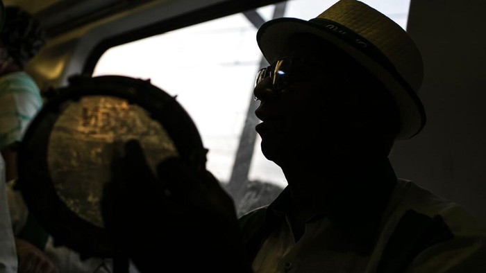 Suka Cita Warga Brasil Rayakan Hari Samba di Kereta 'Samba Train' jadi kegiatan yang kerap digelar untuk memperingati Hari Samba di Brasil. Warga merayakan Hari Samba dengan menari dan bernyanyi di dalam kereta.
