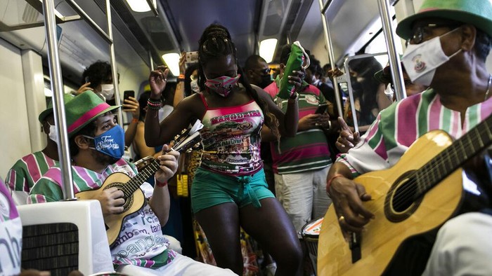 Suka Cita Warga Brasil Rayakan Hari Samba di Kereta 'Samba Train' jadi kegiatan yang kerap digelar untuk memperingati Hari Samba di Brasil. Warga merayakan Hari Samba dengan menari dan bernyanyi di dalam kereta.