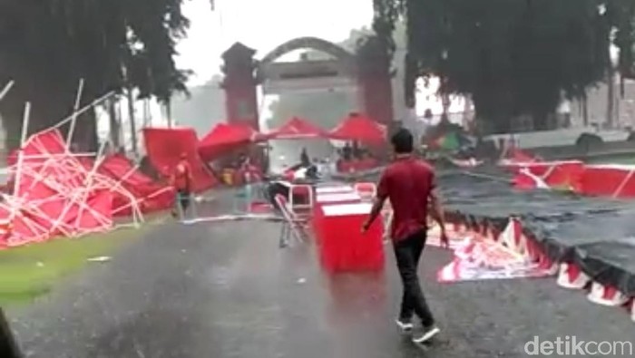 tenda di blitar roboh diterjang angin kencang