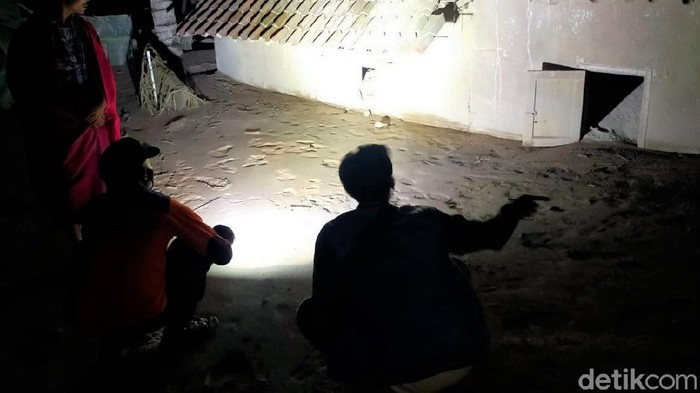 Sejumlah rumah warga di kawasan Lumajang, Jawa Timur, terendam pasir pascaerupsi Gunung Semeru, Sabtu (4/12) lalu. Area itu pun tampak gelap gulita. Ini fotonya