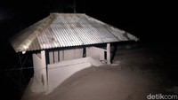 Penampakan rumah warga di Kampung Renteng, Desa Sumber Wuluh, Kecamatan Candipuro, Lumajang, Jawa Timur, yang terendam pasir pascaerupsi Gunung Semeru pada Sabtu (4/12) lalu.