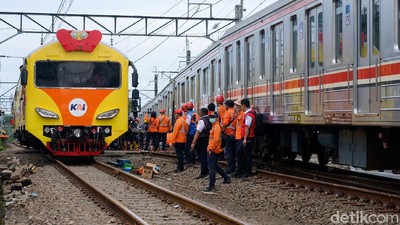 Terkini! Petugas Perbaiki KRL Anjlok Dekat Stasiun Sudimara