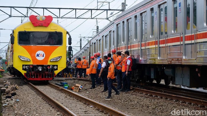 Terkini! Petugas Perbaiki KRL Anjlok Dekat Stasiun Sudimara Sebuah Kereta Rel Listrik (KRL) anjlok di sekitar Stasiun Sudimara, Ciputat, Tangerang Selatan. KRL tersebut tengah diperbaiki petugas.