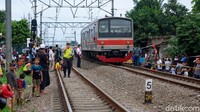 Polisi hingga petugas stasiun mengawasi proses perbaikan.  
