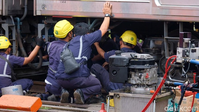 Sebuah Kereta Rel Listrik (KRL) anjlok di sekitar Stasiun Sudimara, Ciputat, Tangerang Selatan. KRL tersebut tengah diperbaiki petugas.