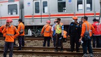 Anjloknya KRL tersebut direkam oleh seorang pria dan tersebar di media sosial. Dalam video tersebut, tampak KRL tersebut dalam keadaan berhenti.  