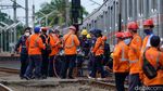 Terkini! Petugas Perbaiki KRL Anjlok Dekat Stasiun Sudimara