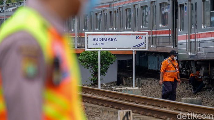 Terkini! Petugas Perbaiki KRL Anjlok Dekat Stasiun Sudimara Sebuah Kereta Rel Listrik (KRL) anjlok di sekitar Stasiun Sudimara, Ciputat, Tangerang Selatan. KRL tersebut tengah diperbaiki petugas.